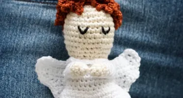 Anjo Branco de Cabelo Castanho em Amigurumi