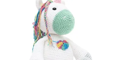 Unicórnio sentado em amigurumi