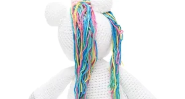 Unicórnio sentado em amigurumi