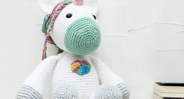 Unicórnio sentado em amigurumi