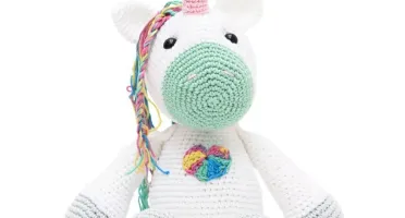 Unicórnio sentado em amigurumi