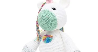 Unicórnio sentado em amigurumi