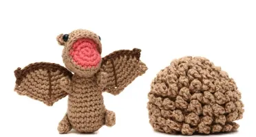 Ovo com filhote de Dragão bege em amigurumi