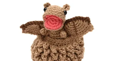 Ovo com filhote de Dragão bege em amigurumi