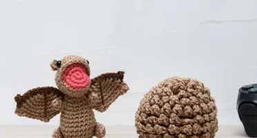 Ovo com filhote de Dragão bege em amigurumi