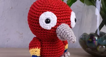 Papagaio Vermelho em Amigurumi