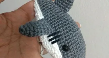 Mini Tubarão feito de crochê