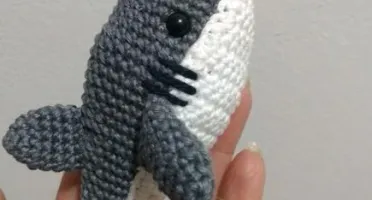Mini Tubarão feito de crochê