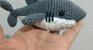 Mini Tubarão feito de crochê