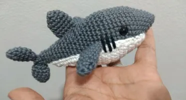 Mini Tubarão feito de crochê