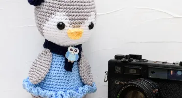 Pinguim com Vestido Azul e Boina Azul Marinho em Amigurumi