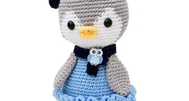 Pinguim com Vestido Azul e Boina Azul Marinho em Amigurumi