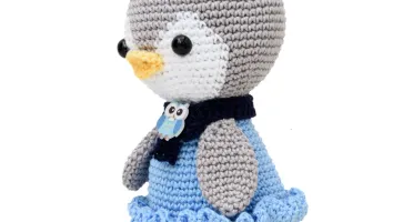 Pinguim com Vestido Azul e Boina Azul Marinho em Amigurumi