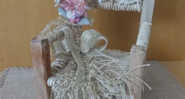 Poltrona de palha decorada (acompanha manta de juta)