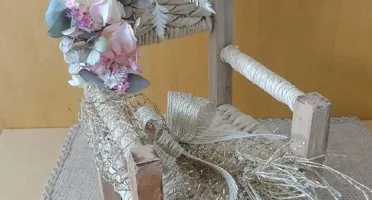 Poltrona de palha decorada (acompanha manta de juta)