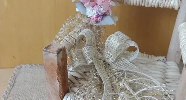 Poltrona de palha decorada (acompanha manta de juta)