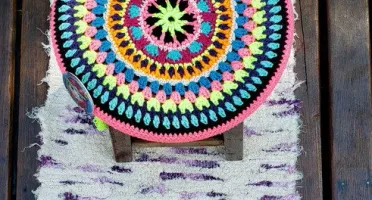 Capa para Banqueta Mandala Multicolorida Neon em Crochê