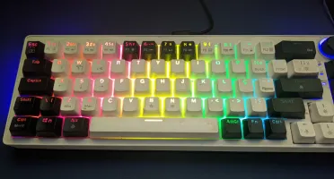 Teclado AG68 da zifriend com cores vibrantes