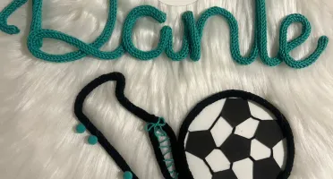 Porta Maternidade Nome Composto Chuteira e Bola em Tricotin