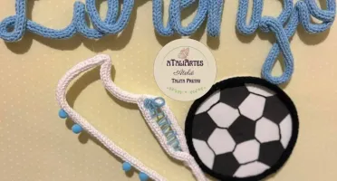Porta Maternidade Nome Composto Chuteira e Bola em Tricotin