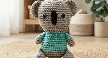 Coala de Camisa Verde em Amigurumi