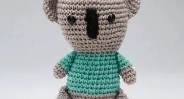 Coala de Camisa Verde em Amigurumi