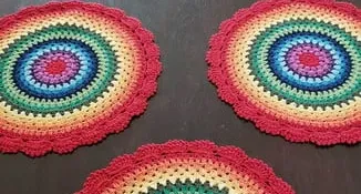 Sousplat Super Luxo Arco-íris em Crochê