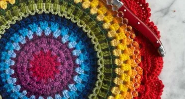 Sousplat Super Luxo Arco-íris em Crochê