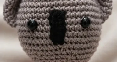 Coala Camisa Laranja Amigurumi