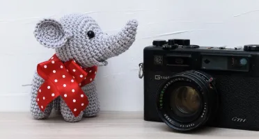 Elefante com Laço Vermelho em Amigurumi