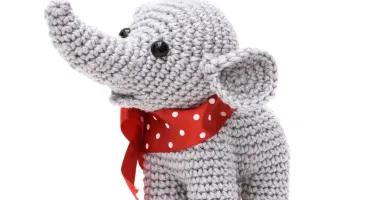 Elefante com Laço Vermelho em Amigurumi