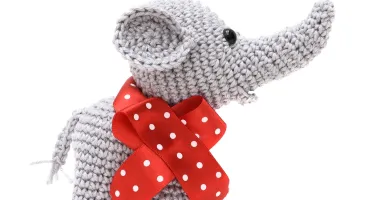 Elefante com Laço Vermelho em Amigurumi
