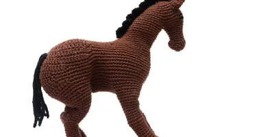 Cavalo marrom em amigurumi
