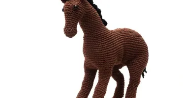 Cavalo marrom em amigurumi