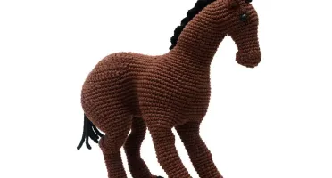 Cavalo marrom em amigurumi