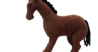 Cavalo marrom em amigurumi