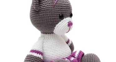 Ursa de saia roxa em amigurumi