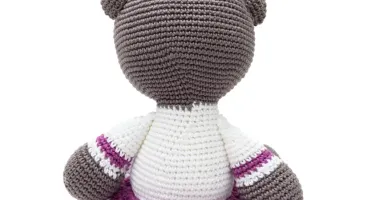 Ursa de saia roxa em amigurumi