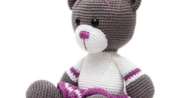 Ursa de saia roxa em amigurumi