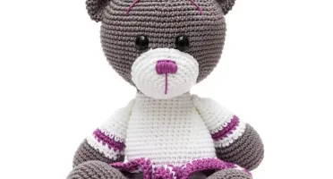 Ursa de saia roxa em amigurumi