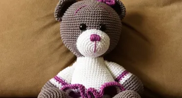 Ursa de saia roxa em amigurumi
