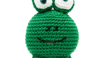 Sapo bola em amigurumi