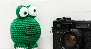 Sapo bola em amigurumi