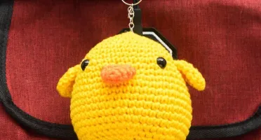 Chaveiro Pintinho amarelo em amigurumi