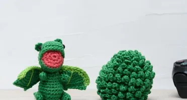 Ovo com filhote de Dragão verde em amigurumi
