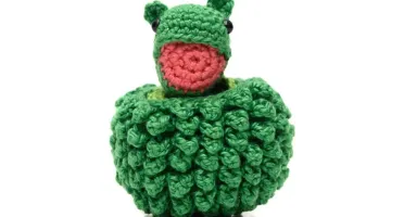 Ovo com filhote de Dragão verde em amigurumi