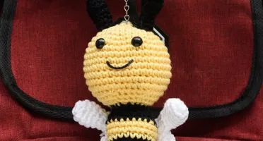 Chaveiro de abelha em amigurumi