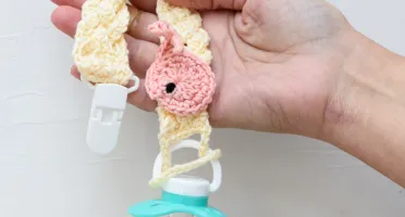 Prendedor de Chupeta Amarelo Trançado com Detalhe Amigurumi
