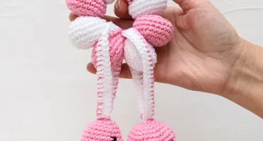 Chocalho de Bebê Amigurumi Crochê Rosa