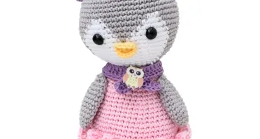 Pinguim com Vestido Rosa e Boina Lilás em Crochê Amigurumi